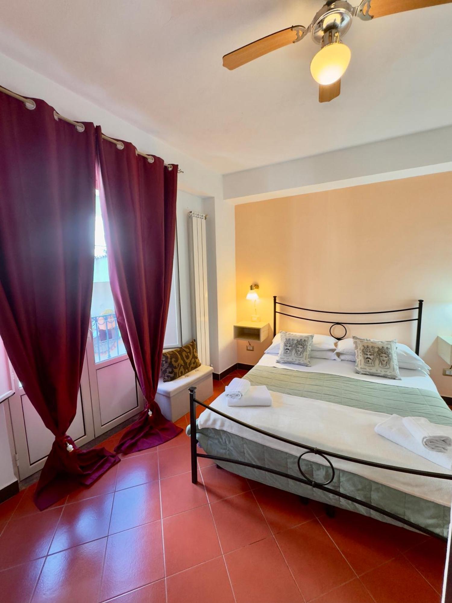 Taormina'S Sun Bed & Breakfast Bagian luar foto